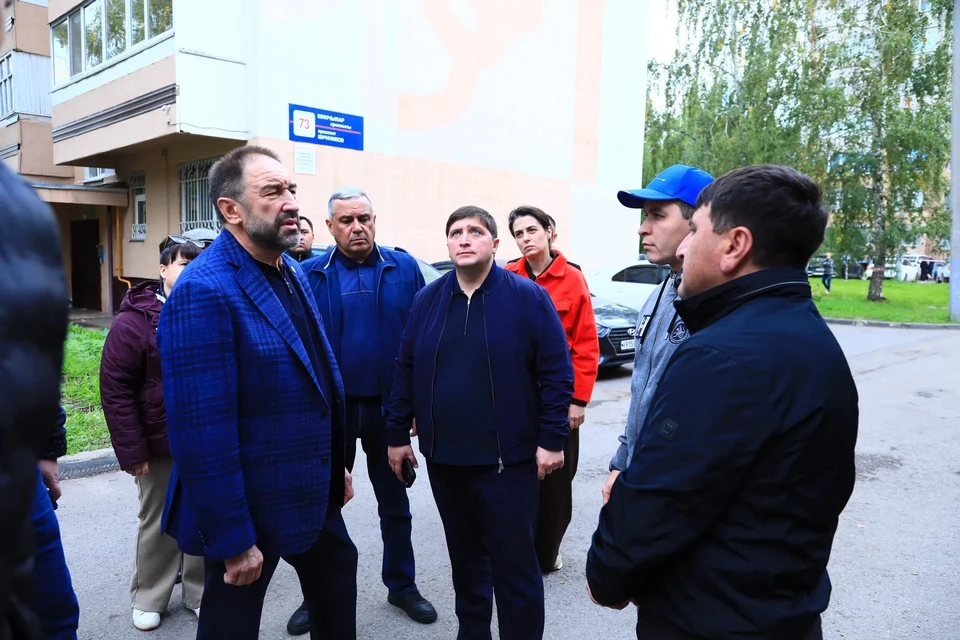 Власти призывают жителей, чье имущество пострадало от осколков, срочно обращаться на городскую горячую линию для фиксации ущерба и получения помощи. Фото: пресс-служба мэрии Нижнекамска