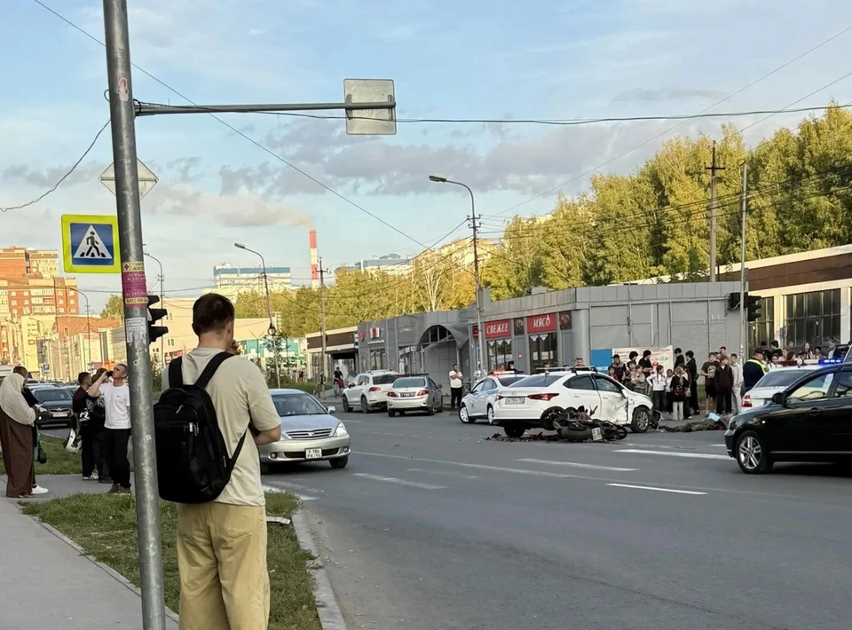 Мотоциклист погиб на месте. Фото предоставлено читателями КП-Новосибирск.