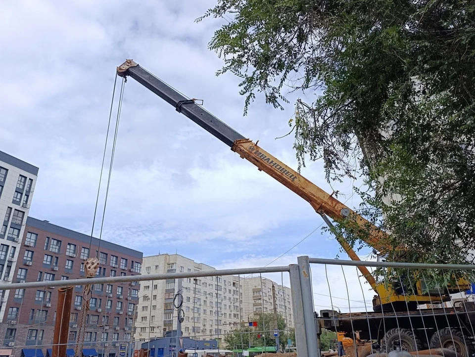 Подключение к новому трубопроводу ведётся поэтапно, чтобы минимизировать неудобства для жителей, ведь на время работ горячее водоснабжение необходимо ограничить. Фото: Т Плюс