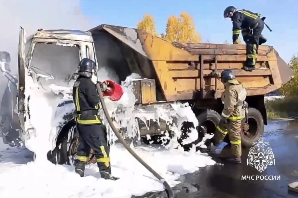 В Братске пожарные потушили горящий грузовик в жилом районе Энергетик