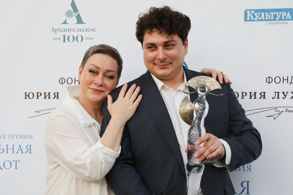 Мария Аронова с сыном, актером Владиславом Гандрабура. Так они выглядели до похудения. Фото: Кирилл Зыков/АГН Москва.