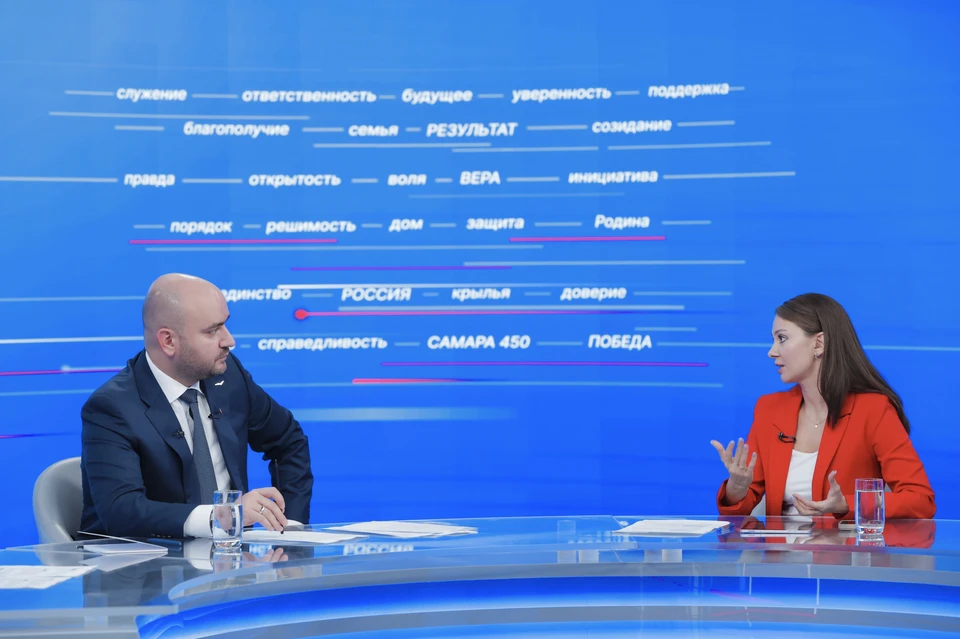 Вячеслав Федорищев ответил на вопросы жителей в ходе прямой линии. Фото: Иван Макеев