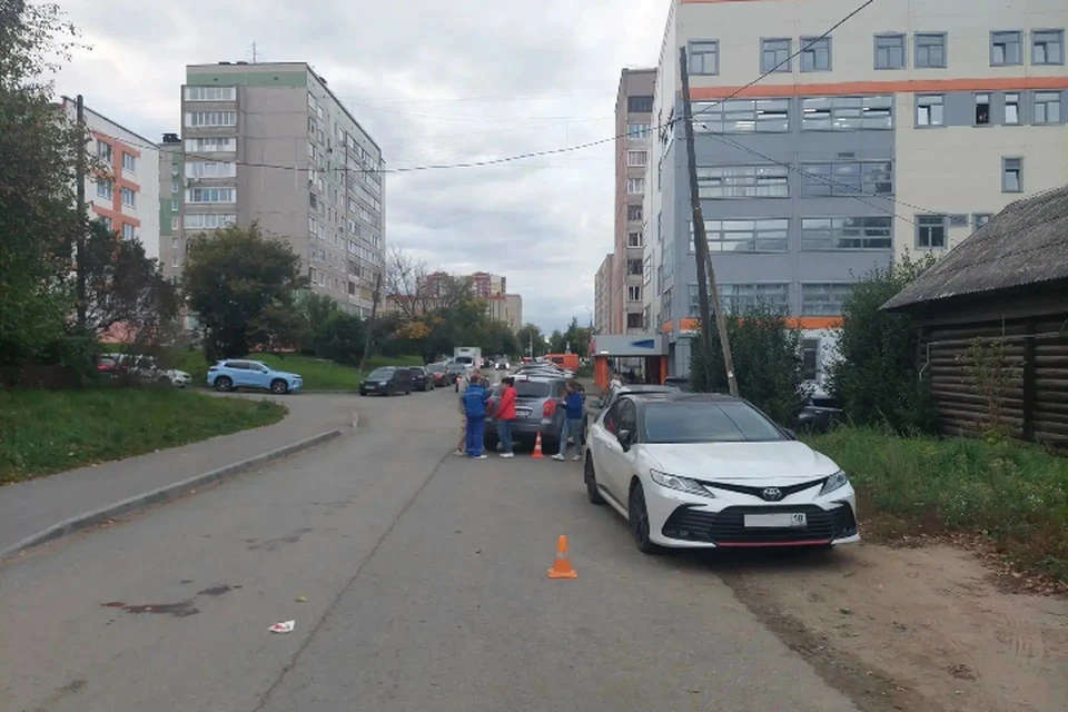 Пенсионерка шла по проезжей части, хотя рядом был тротуар. Фото: Госавтоинспекция Удмуртии