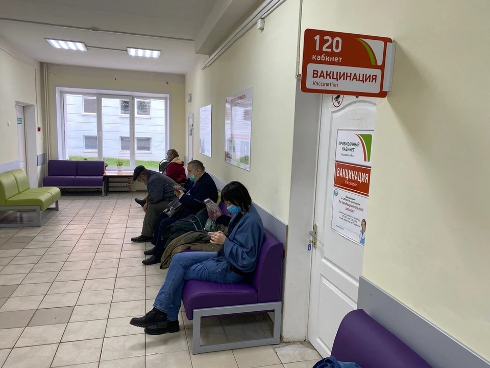 Заметна разница в подходах по возрасту: молодёжь до 35 лет чаще поддерживает прививки, чем люди старшего поколения.