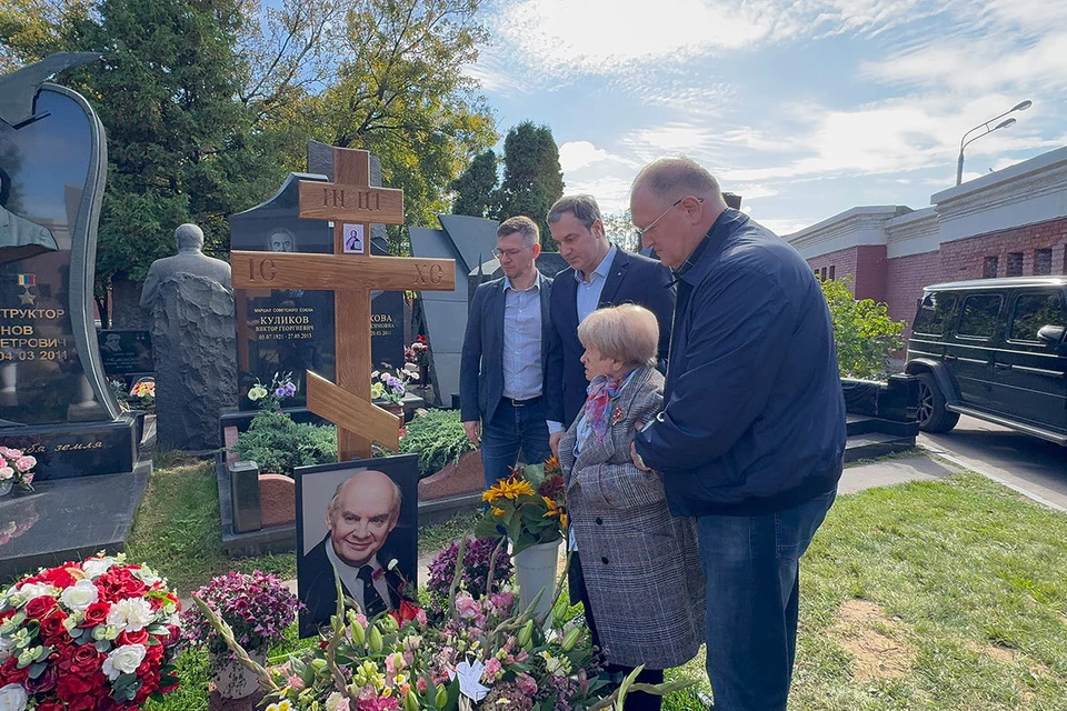 В день памяти Николая Добронравова его вдова, народная артистка СССР, Герой Труда Александра Пахмутова пришла на могилу мужа на Новодевичьем кладбище. Фото предоставлено Культурным фондом Александры Пахмутовой