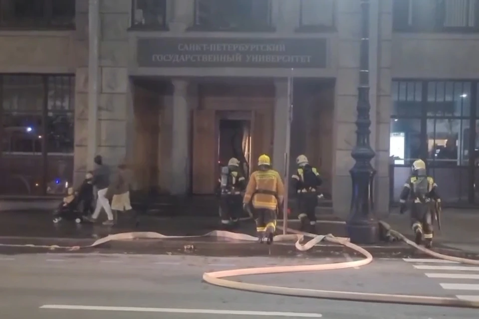 Загорелось здание журфака СПбГУ на Васильевском острове. Фото: ГУ МЧС России по Петербургу