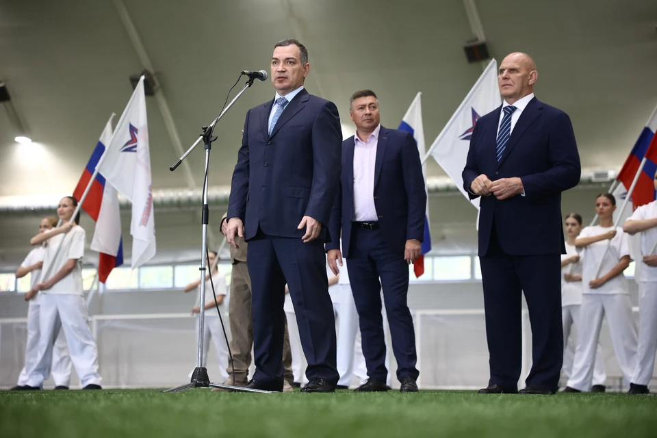 Новый спортивный объект оценили мэр Новосибирска Максим Кудрявцев и сенатор Российской Федерации Александр Карелин. Фото: Пресс-центр мэрии Новосибирска
