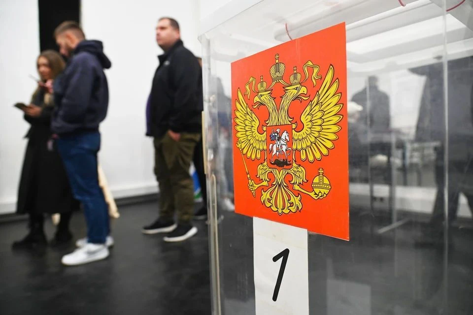 На избирательном участке в Бурятии голосующим демонстрируют национальные костюмы