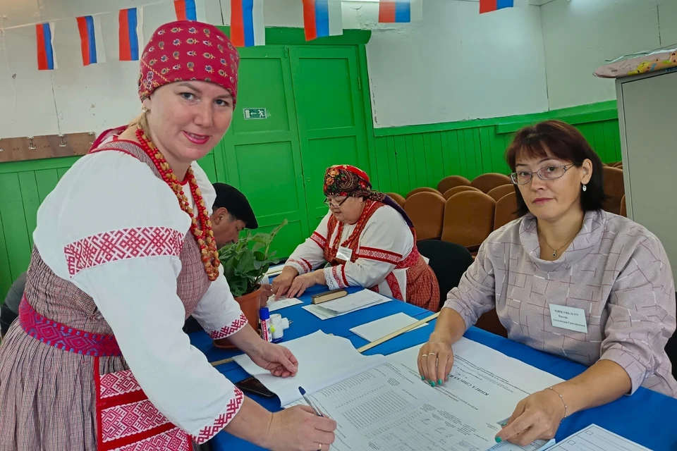 «Разные традиции – богатство России»: учитель и многодетная мать из Коми объяснила, почему пришла на выборы в национальном костюме. Фото: личный архив.