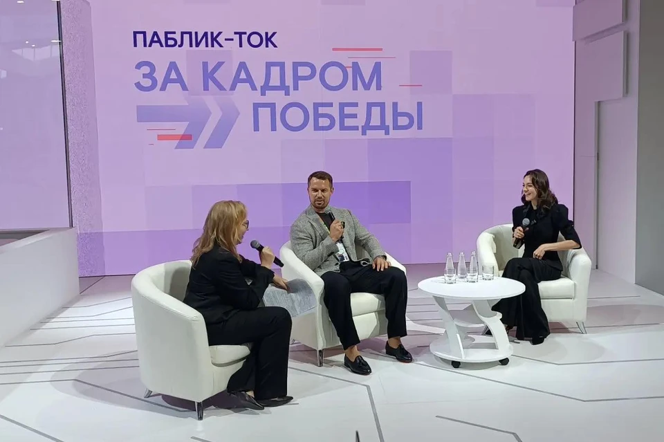 Сергей Широков и Евгения Медведева (справа) пообщались с гостями Международного фестиваля молодежи.