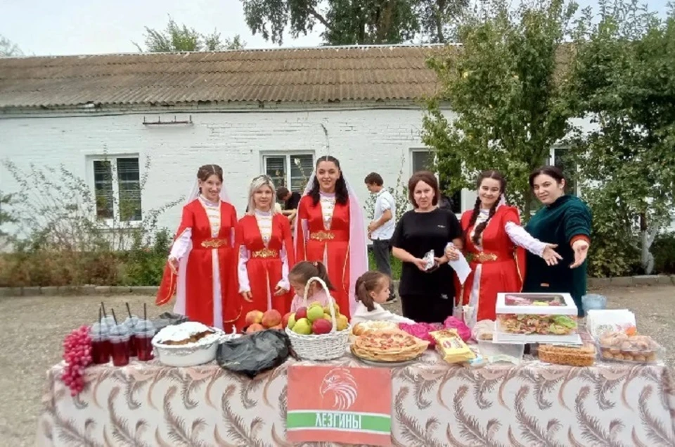На одной площадке встретились традиции русских, кумыков, лакцев, даргинцев, аварцев, туркмен, армян и лезгин. Фото: пресс-службы администрации округа.