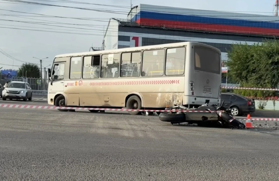 В Красноярске мотоциклист влетел в автобус и погиб. Скриншот: видео краевой Госавтоинспекции