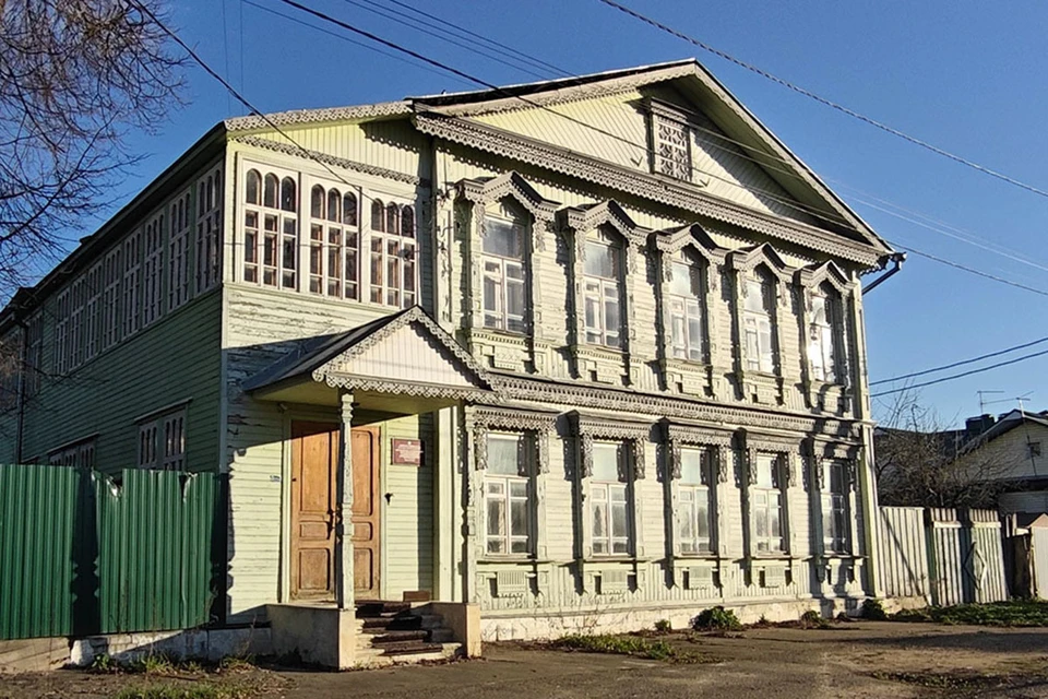 На доме сохранились старинные наличники