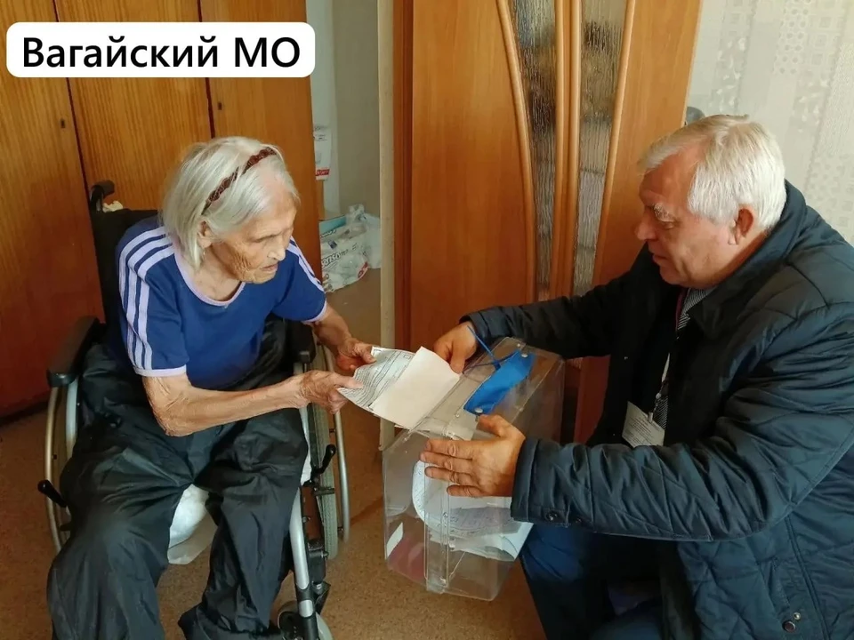 Члены участковых избиркомов помогают ветеранам Тюменской области проголосовать на дому