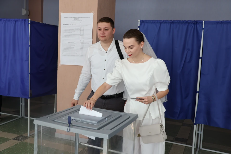 В Луганске голосуют молодожены