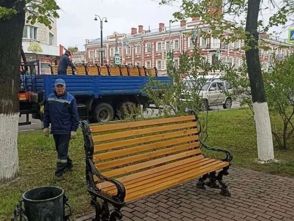 Осуждённые помогли привести в порядок 76 садовых диванов в центре Ульяновска | ФОТО: администрация Ульяновска