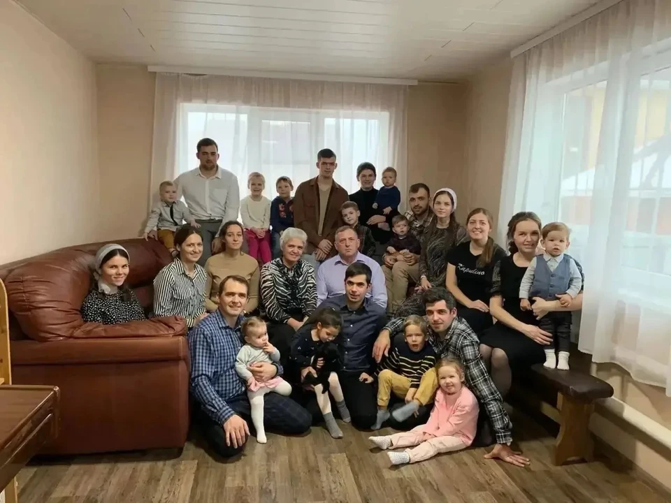 Эмилия и ее муж Андрей вместе 39 лет, у них 11 родных детей / Фото: https://max.ru/Fedorischev63