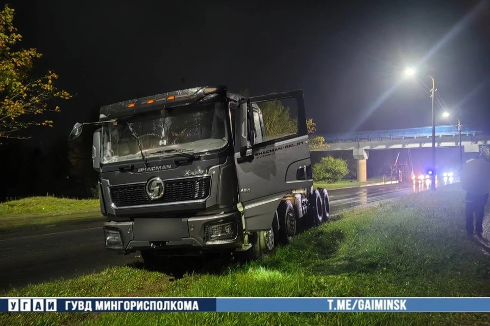 В Минске грузовик проехал под мостом и остался без кузова. Фото: телеграм-канал УГАИ ГУВД Мингорисполкома.