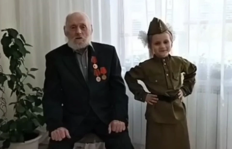 Даже в почтенном возрасте юбиляр сохраняет бодрость духа и жизнелюбие. Фото: скриншот видео Евгения Солнцева