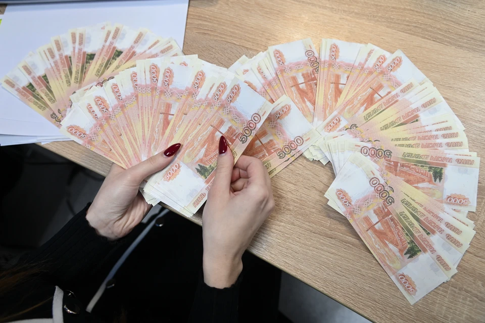 Женщине выплатили зарплату за 2 месяца