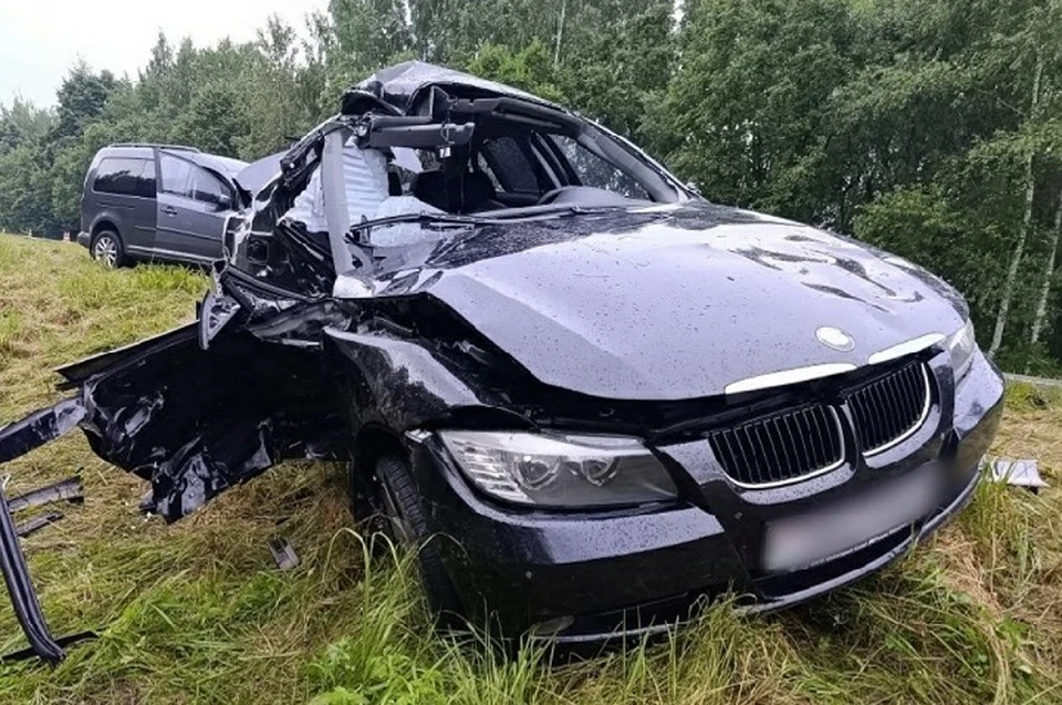 По вине пьяного 21-летнего водителя на сломанном BMW погибла девушка. Фото: СК.