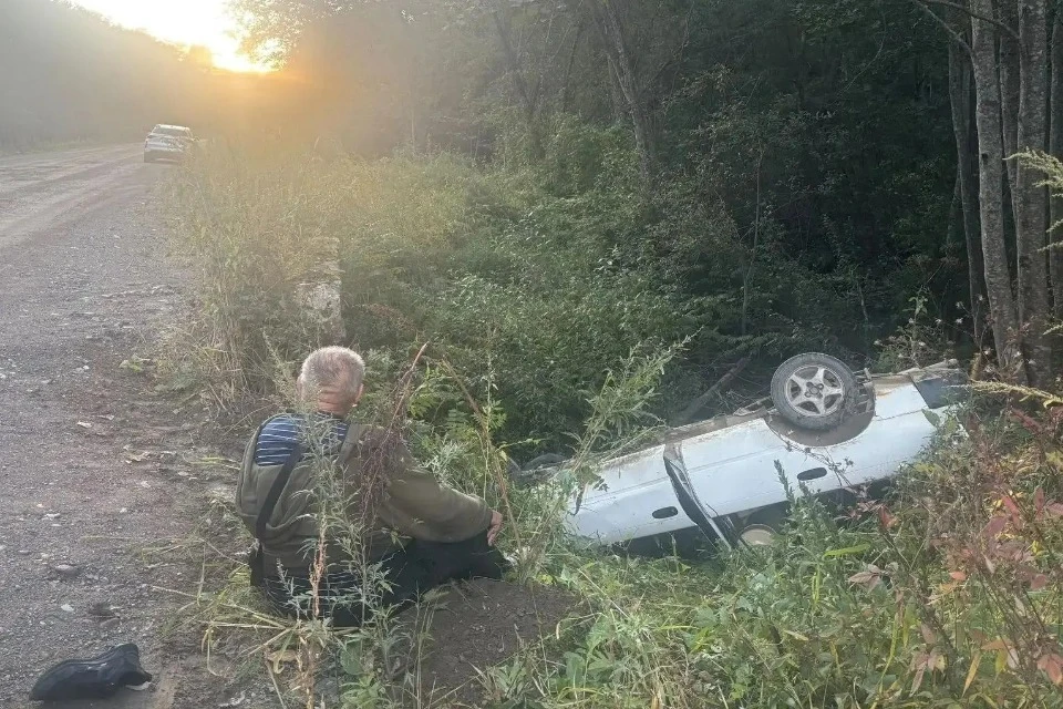 Машина лежала в густой траве. Фото: УМВД Приморского края/mvd25
