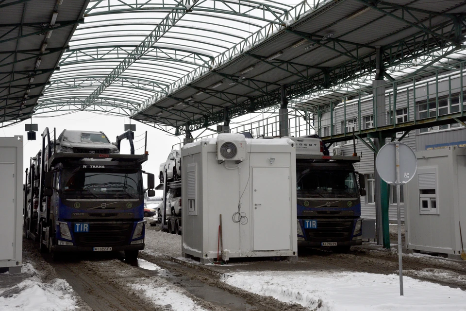 Деркач: Киев хочет перенести свои КПП в соседние страны из-за перебоев в работе. Фото: Yulii Zozulia/GLOBAL LOOK PRESS