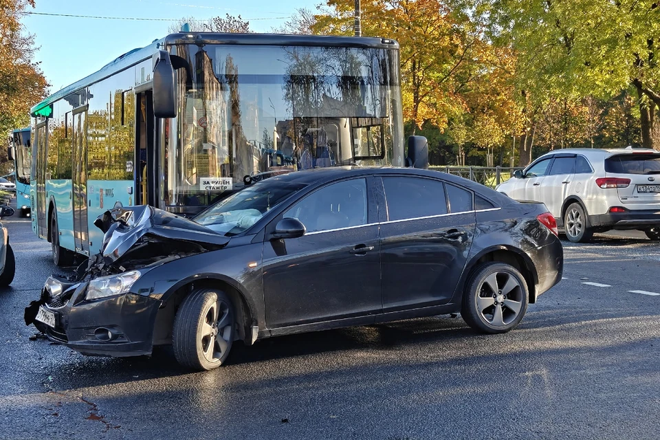 За рулём автобуса находился стажер. Фото: vk.ru/krasnoe_selo