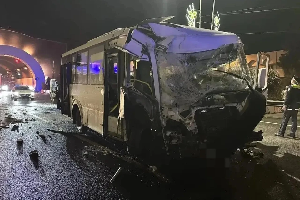 Водитель автобуса получил травмы Фото: пресс-служба ГУ МВД РФ по Краснодарскому краю