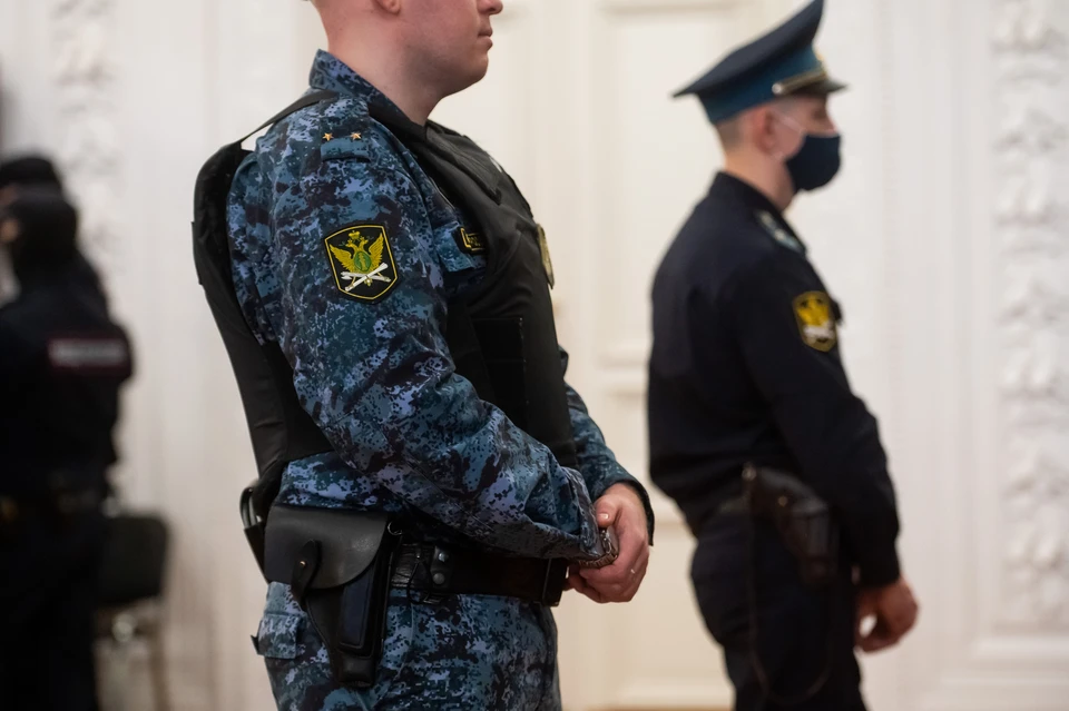 Мужчины устроили драку на глазах у детей во дворе Казани