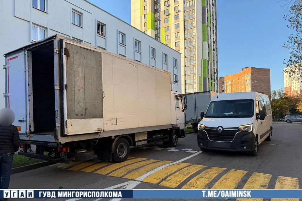 Трехлетний ребенок внезапно выбежал под грузовик. Фото: УГАИ ГУВД Мингорисполкома.