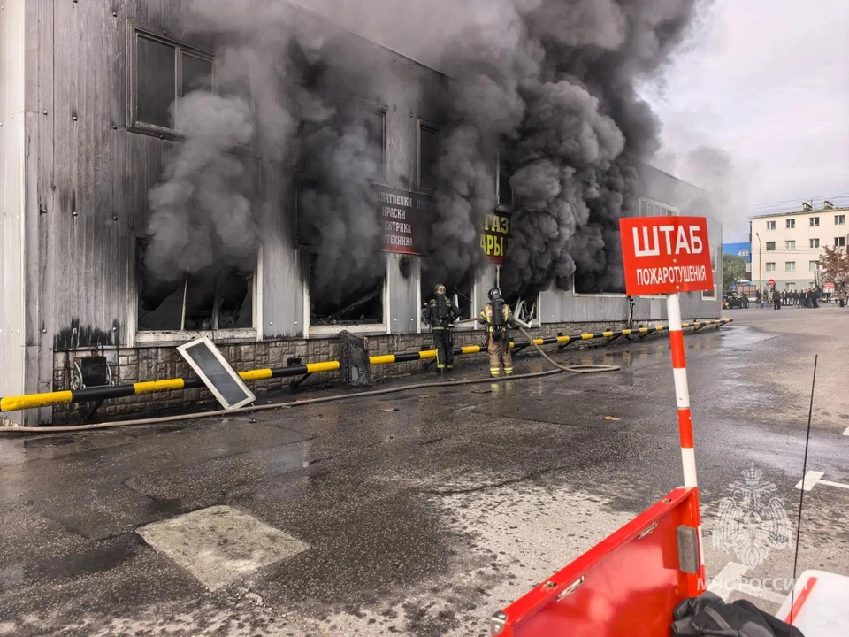 На Камчатке полностью потушили пожар в здании рынка. Фото: МЧС Камчатки