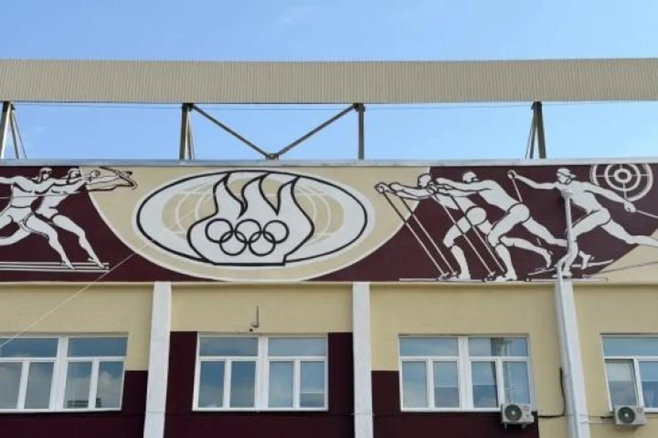 В этом году отремонтировали фасад трибуны, выходящей к футбольному полю.