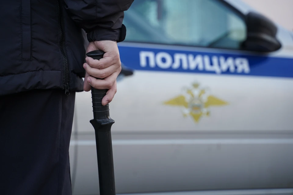 На месте происшествия прибыли спецслужбы.