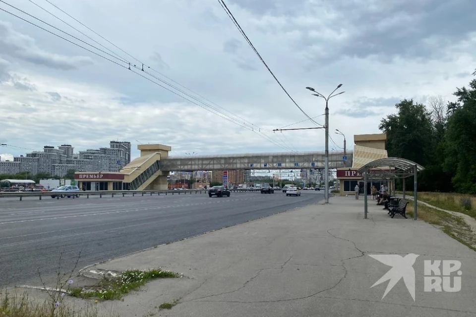 Дубрава зажата между Московским шоссе и ж/д путями, напротив ТЦ «Премьер».