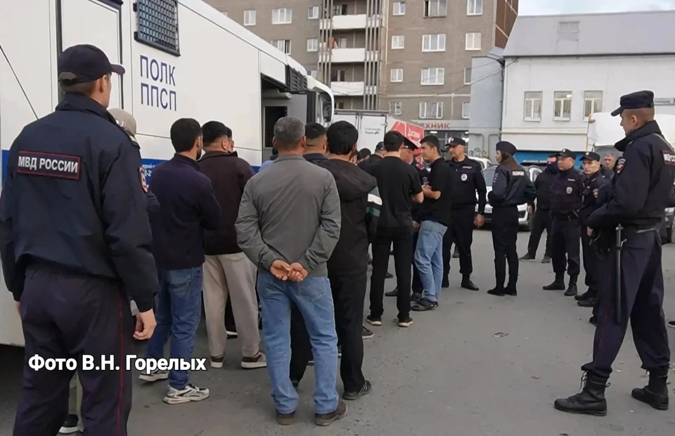 Полицейские совместно с Росгвардейцами проверяют мигрантов. Фото: предоставлено Валерием Горелых