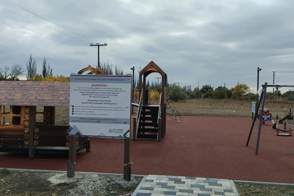 В Геническом округе Херсонской области на финишную прямую вышли работы по возведению современных детских площадок и зон отдыха. Фото: администрация Генического округа