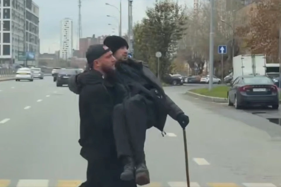 Момент попал на видео. Фото: скриншот видео Telegram-канала "Злой Екатеринбург"