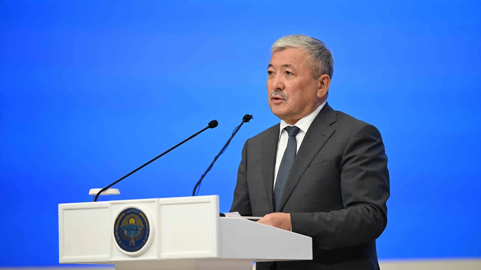 МинКаб Төрагасы Адылбек Касымалиев Билим берүү кызматкеринин күнүнө карата салтанаттуу иш-чарага катышты.