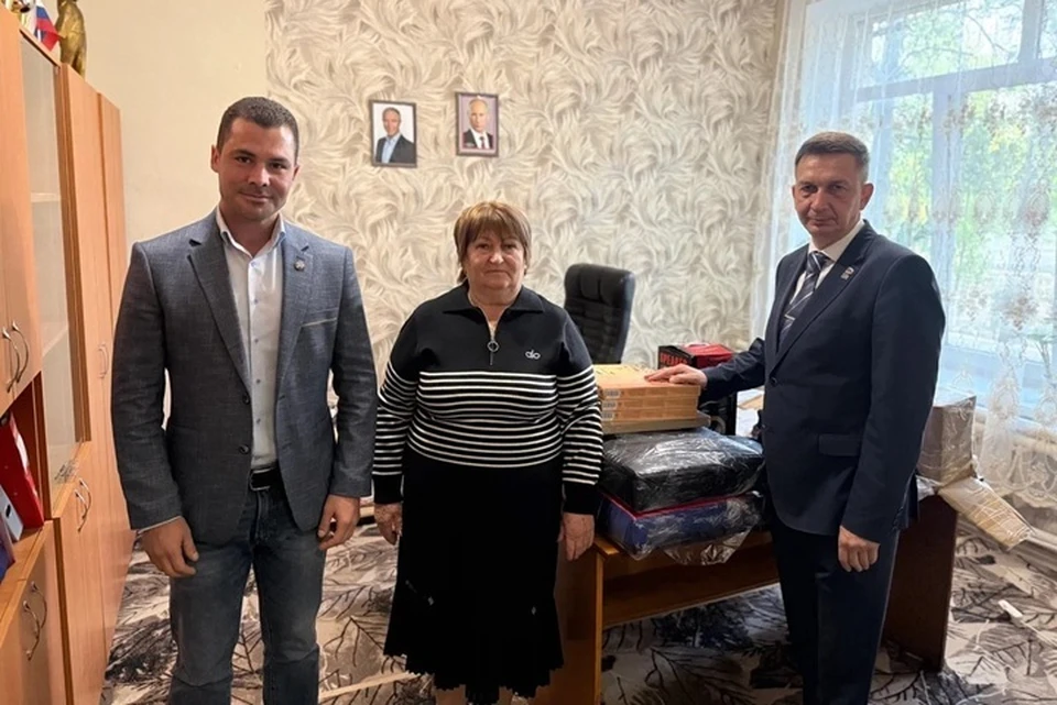 В Херсонской области продолжается масштабная поддержка образовательных учреждений, расположенных в сельской местности и отдаленных районах. Фото: MAX-канал Владимира Сальдо