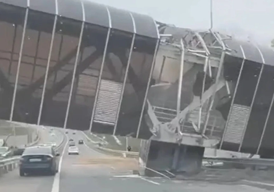 Видео обрушения надземного перехода на грузовик в Татарстане опубликовано в Сети