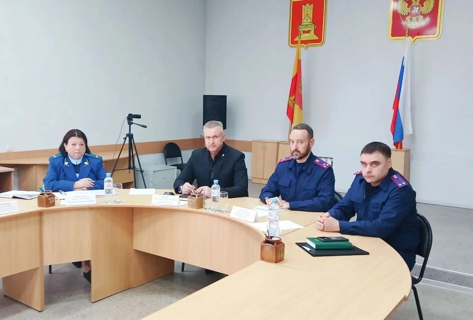 Первый заместитель руководителя СУ СК РФ по Тверской области рассмотрел обращения жителей в администрации муниципалитета. Фото: прокуратура Тверской области.