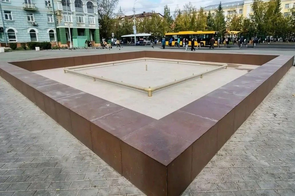 Фонтан у ТЦ "Россия"