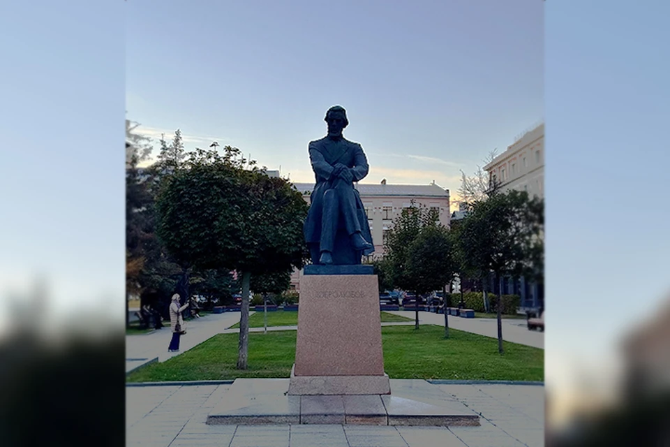 Памятник Добролюбову на Театральной площади в Нижнем Новгороде. Фото: Ксения ЕЛИНА