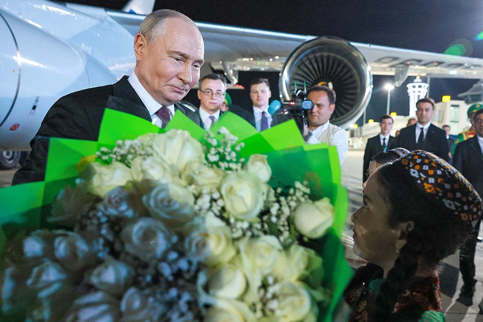 Владимир Путин во время прибытия в международный аэропорт Туркменбаши перед саммитом глав государств СНГ. Фото: Владимир Смирнов/ТАСС