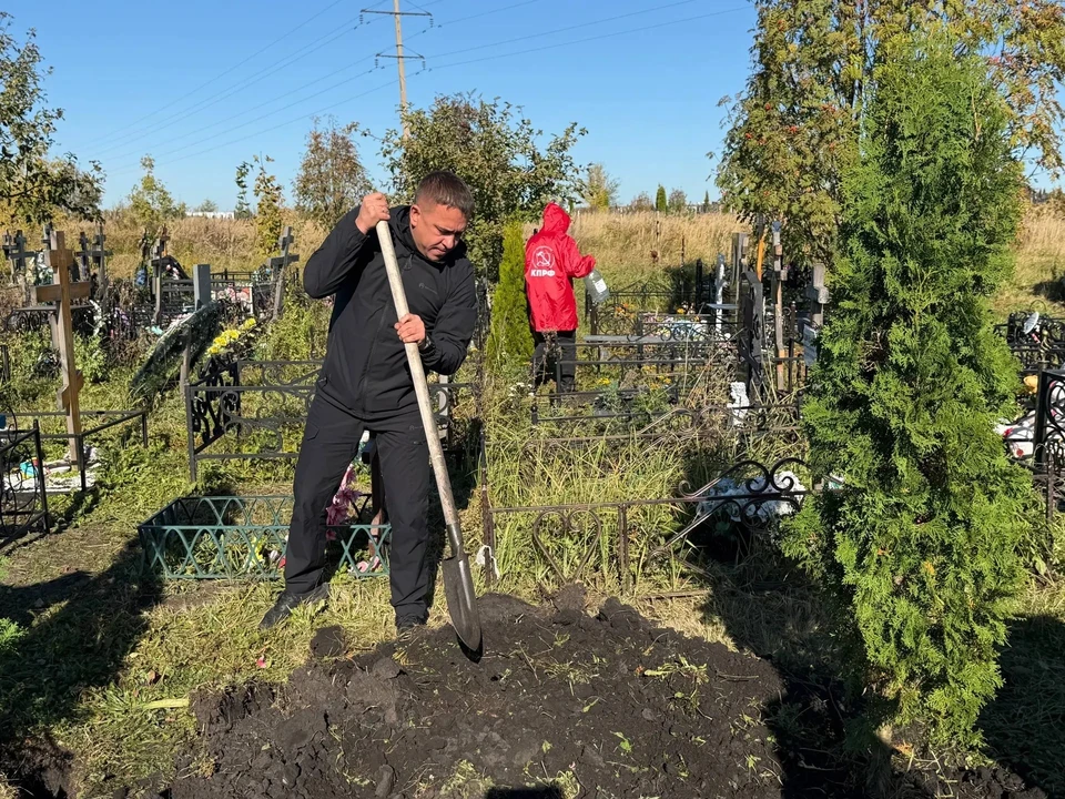 Ульяновский сенатор посадил туи на детском участке Северного кладбища