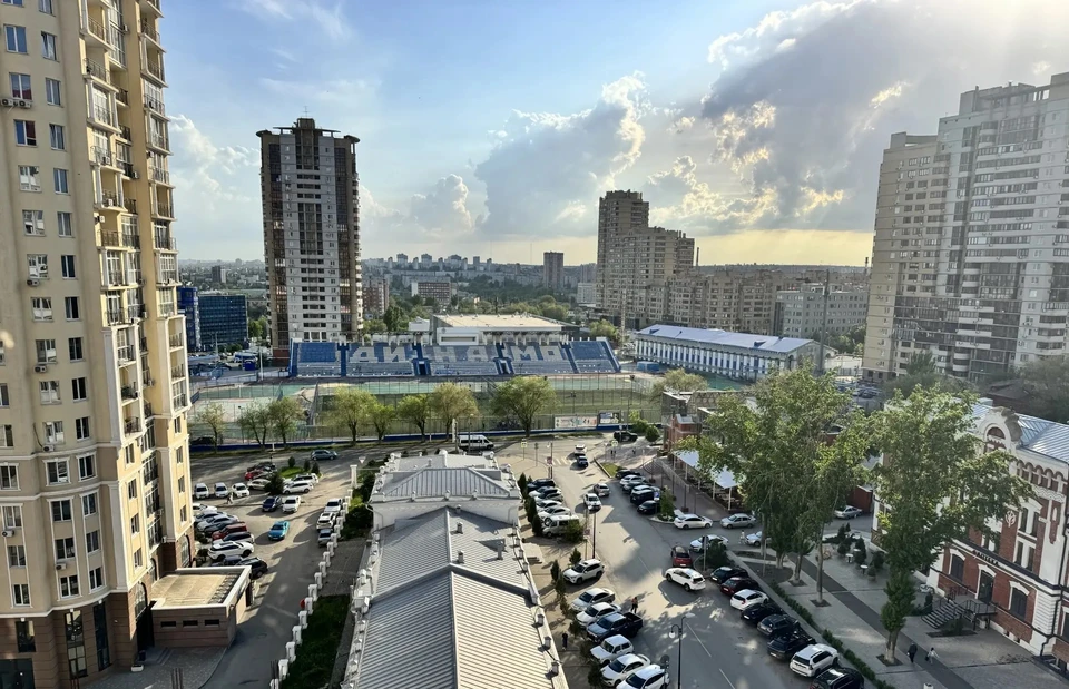 В квартирах на солнечной стороне всегда будет жарче.