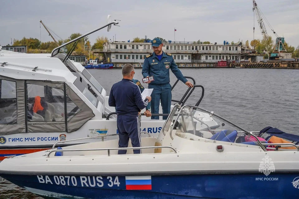 Спасатели обеспечивают безопасность на водоемах.