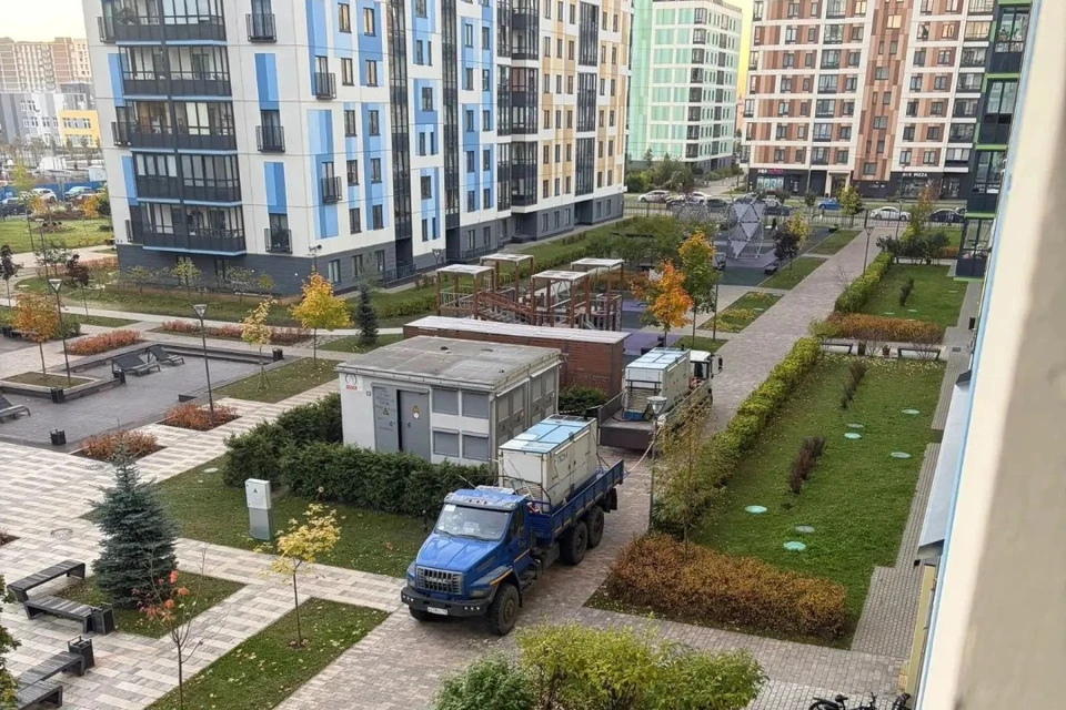 Дома временно подключают к генераторам, но их просят не нагружать и беречь электричество. Фото: группа "Наше Янино"
