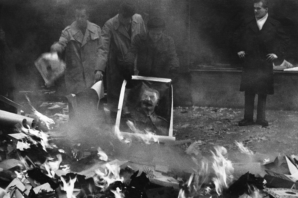 Венгры жгут портреты Сталина в Будапеште, ноябрь 1956 года.